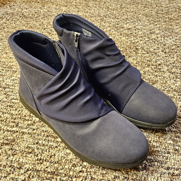 New in box Cloudsteppers by Clarks Nacy Booties - Picture 1 of 6